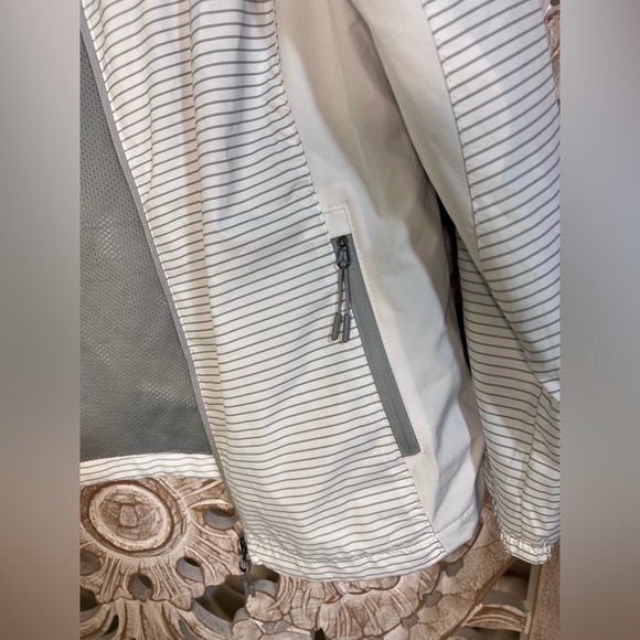 EUC New Balance White/ Grey Striped Windbreaker Rain Jacket Sz L - Picture 2 of 5